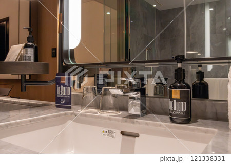 浜松町駅、竹芝駅近くのウォーターズ竹芝に入るラグジュアリーホテル、メズム東京の綺麗な客室の洗面台 121338331