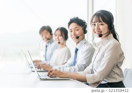 コールセンターのオペレーターチームの男女（テレオペ・テレアポ） 121338412