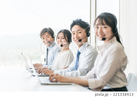 コールセンターのオペレーターチームの男女(テレオペ・テレアポ) コールセンターのオペレーターチームの男女(テレオペ・テレアポ) 121338413