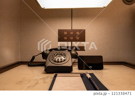 浜松町駅、竹芝駅近くのウォーターズ竹芝に入るラグジュアリーホテル、メズム東京の客室にある黒電話 121338471