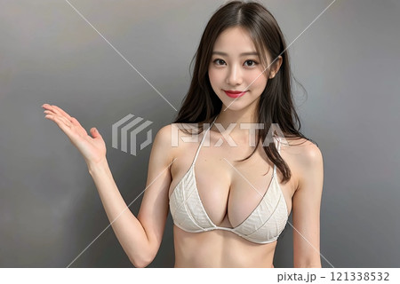 白い水着を着て紹介する女性 121338532