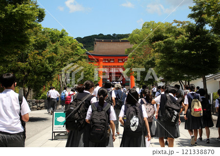 京都伏見稲荷大社に来た修学旅行生 121338870