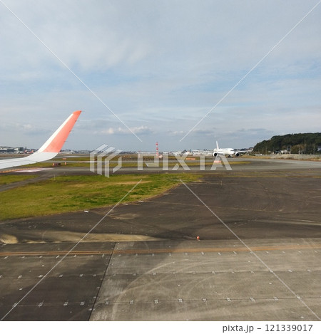 ただいま離陸待機中~福岡空港 ただいま離陸待機中~福岡空港 121339017
