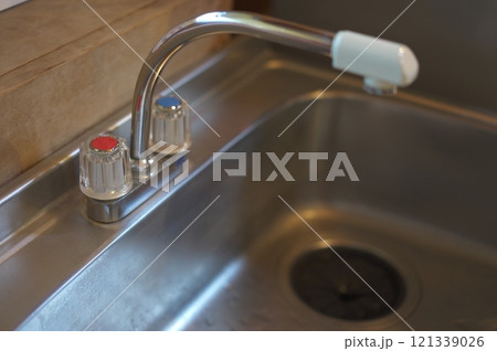 古い蛇口(2ハンドル混合水栓) 121339026