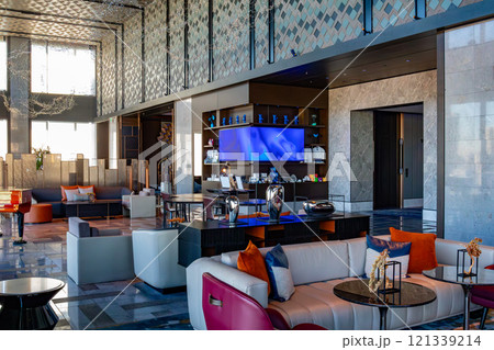 浜松町駅、竹芝駅近くのウォーターズ竹芝に入るラグジュアリーホテル、メズム東京のフロント・ロビー 121339214