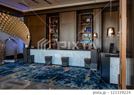 浜松町駅、竹芝駅近くのウォーターズ竹芝に入るラグジュアリーホテル、メズム東京のフロント・ロビー 121339224