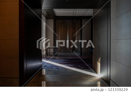 浜松町駅、竹芝駅近くのウォーターズ竹芝に入るラグジュアリーホテル、メズム東京のフロント・ロビー 121339229