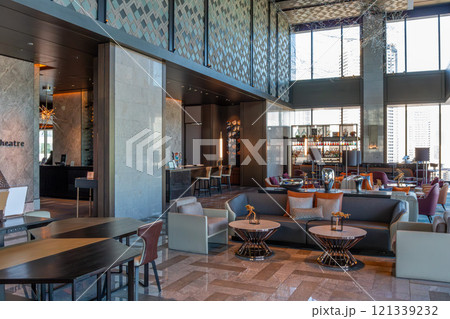 浜松町駅、竹芝駅近くのウォーターズ竹芝に入るラグジュアリーホテル、メズム東京のフロント・ロビー 121339232