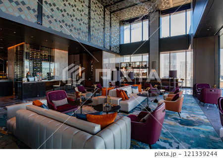 浜松町駅、竹芝駅近くのウォーターズ竹芝に入るラグジュアリーホテル、メズム東京のフロント・ロビー 121339244