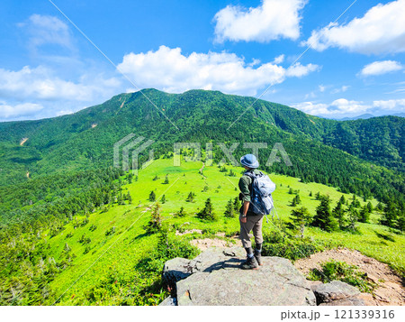 夏の四阿山・根子岳登山（根子岳～四阿山：四阿山山頂を望む） 121339316