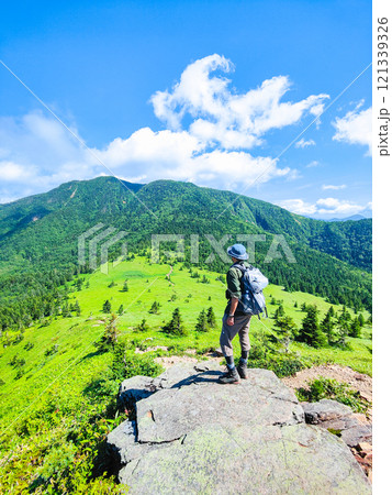 夏の四阿山・根子岳登山(根子岳~四阿山:四阿山山頂を望む) 夏の四阿山・根子岳登山(根子岳~四阿山:四阿山山頂を望む) 121339326