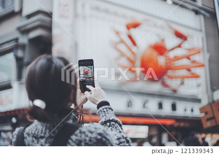 大阪を観光するスマホを持つ女性後ろ姿 大阪を観光するスマホを持つ女性後ろ姿 121339343