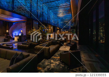浜松町駅、竹芝駅近くのウォーターズ竹芝に入るラグジュアリーホテル、メズム東京 夜のフロント・ロビー 浜松町駅、竹芝駅近くのウォーターズ竹芝に入るラグジュアリーホテル、メズム東京 夜のフロント・ロビー 121339355