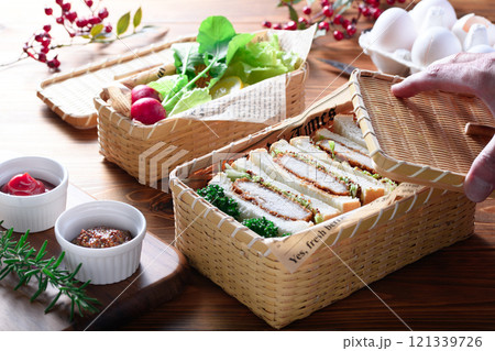 サンドイッチ ランチボックスに入れたカツサンド サンドイッチ ランチボックスに入れたカツサンド 121339726