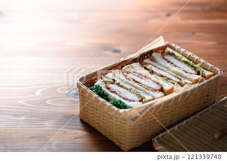 サンドイッチ ランチボックスに入れたカツサンド 121339748