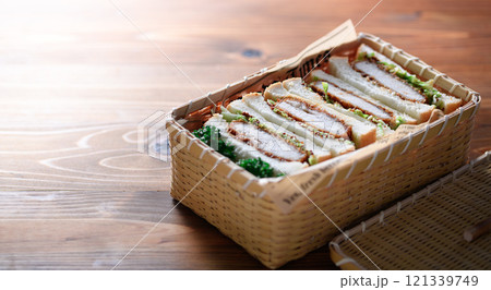 サンドイッチ ランチボックスに入れたカツサンド 121339749