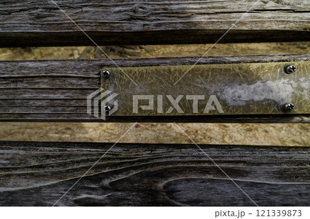 色あせたベンチの木板とプレートが語る歴史とストーリー 121339873