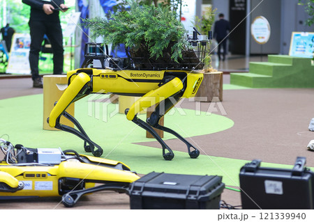 電動四足歩行ロボット「Spot（スポット）」 121339940
