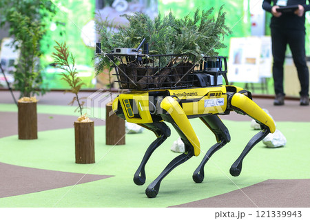 電動四足歩行ロボット「Spot（スポット）」 121339943