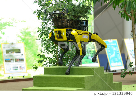 電動四足歩行ロボット「Spot（スポット）」 121339946