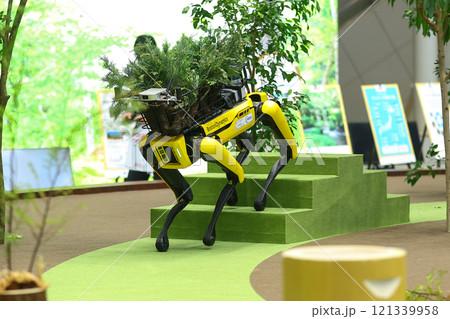 電動四足歩行ロボット「Spot（スポット）」 121339958