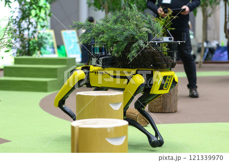 電動四足歩行ロボット「Spot（スポット）」 121339970