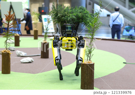 電動四足歩行ロボット「Spot（スポット）」 121339976