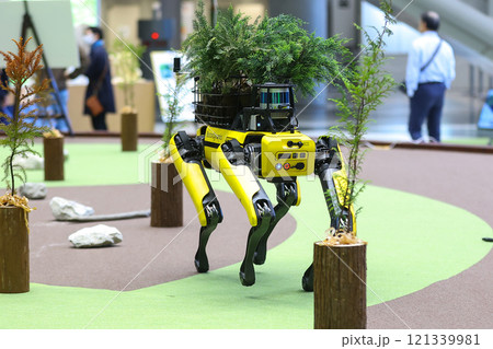 電動四足歩行ロボット「Spot（スポット）」 121339981