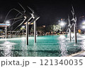 ケアンズ・エスプラナード・ラグーンの夜景と美しい噴水のライトアップ 121340035