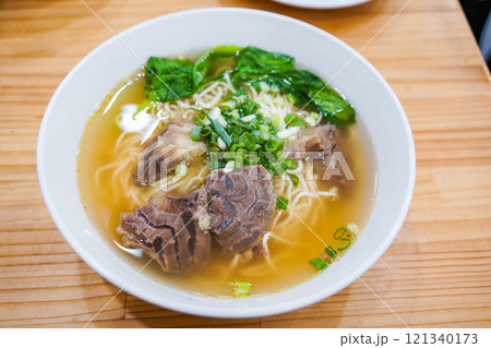 ジューシーな牛肉の旨味が溶け込んだ牛肉麺 121340173