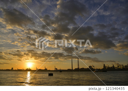 工場から昇る朝日 121340435