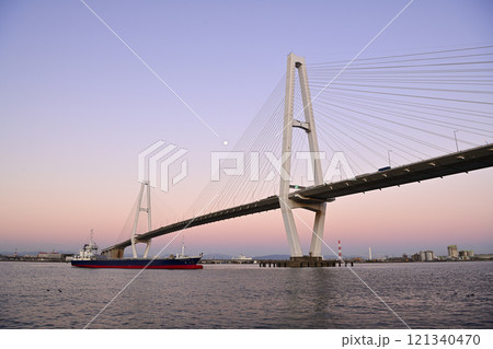 朝日に照らされる名港中央大橋 朝日に照らされる名港中央大橋 121340470