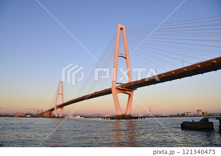 朝日に照らされる名港中央大橋 朝日に照らされる名港中央大橋 121340473