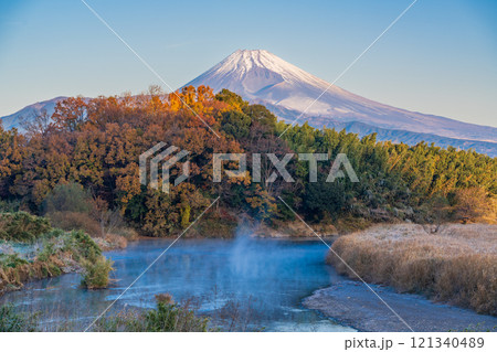 【静岡県】毛嵐が発生した狩野川越しに富士山 【静岡県】毛嵐が発生した狩野川越しに富士山 121340489
