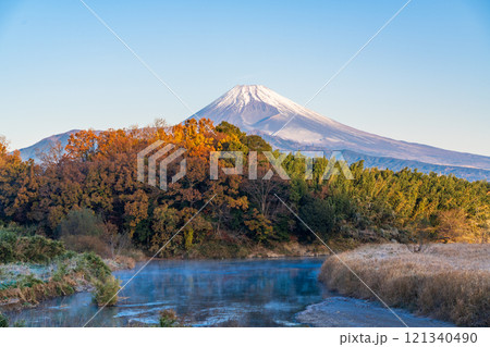 【静岡県】毛嵐が発生した狩野川越しに富士山 121340490