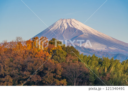 【静岡県】毛嵐が発生した狩野川越しに富士山 121340491