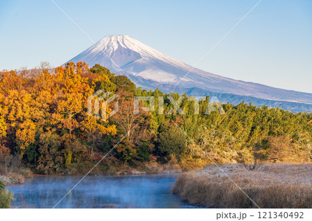 【静岡県】毛嵐が発生した狩野川越しに富士山 【静岡県】毛嵐が発生した狩野川越しに富士山 121340492