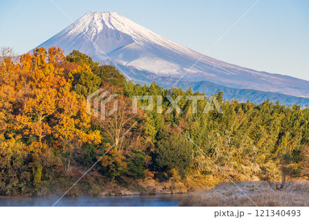 【静岡県】毛嵐が発生した狩野川越しに富士山 【静岡県】毛嵐が発生した狩野川越しに富士山 121340493