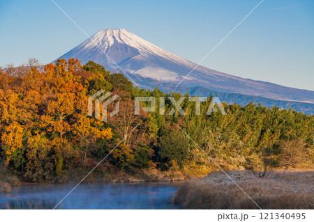【静岡県】毛嵐が発生した狩野川越しに富士山 【静岡県】毛嵐が発生した狩野川越しに富士山 121340495