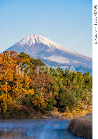 【静岡県】毛嵐が発生した狩野川越しに富士山 121340496