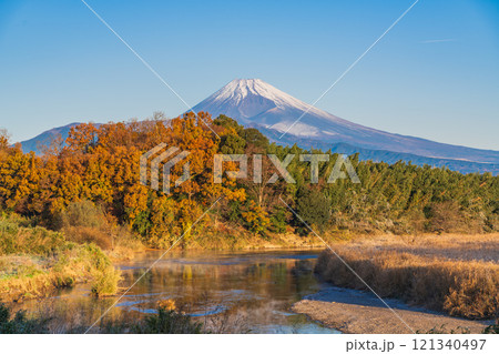 【静岡県】毛嵐が発生した狩野川越しに富士山 【静岡県】毛嵐が発生した狩野川越しに富士山 121340497
