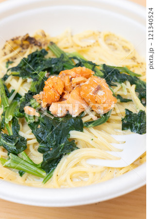 美味しいサーモンとほうれん草のクリームソースパスタ 121340524