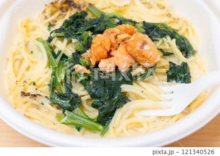 美味しいサーモンとほうれん草のクリームソースパスタ 美味しいサーモンとほうれん草のクリームソースパスタ 121340526