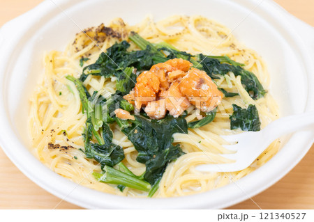 美味しいサーモンとほうれん草のクリームソースパスタ 121340527