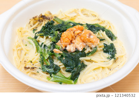 美味しいサーモンとほうれん草のクリームソースパスタ 121340532