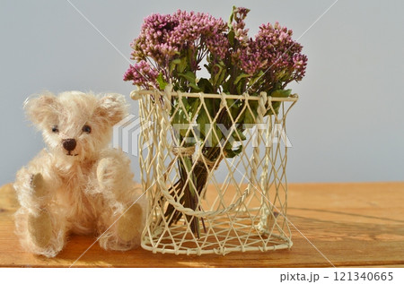 フジバカマのドライフラワーのアレンジメントとテディベア フジバカマのドライフラワーのアレンジメントとテディベア 121340665