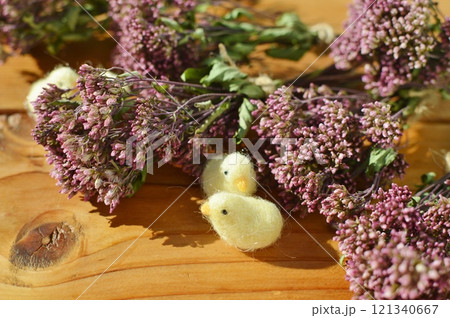 フジバカマのドライフラワーの小さな花束とフェルトのひよこ フジバカマのドライフラワーの小さな花束とフェルトのひよこ 121340667