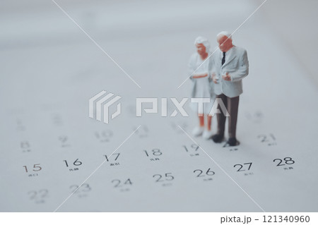 カレンダーとミニチュアのシニア男女パートナー カレンダーとミニチュアのシニア男女パートナー 121340960