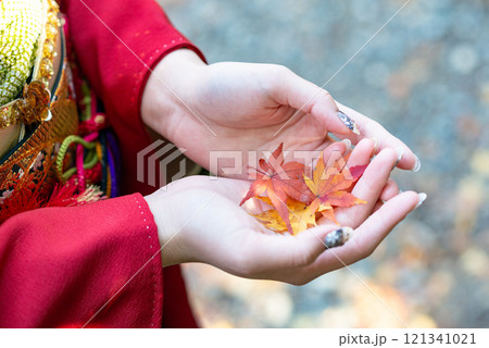 もみじを持つ着物姿の女性 121341021
