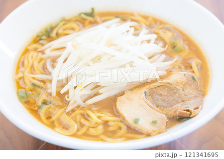 もやしたっぷりの味噌ラーメン もやしたっぷりの味噌ラーメン 121341695